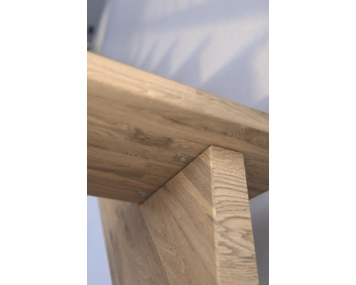 Detail drevenej stolovej dosky s nohou stola