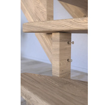 Detailný záber dreveného schodiska so stupňami a podperami