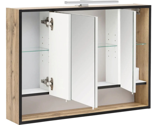 Otvorená zrkadlová skrinka so sklenenými policami a osvetlením