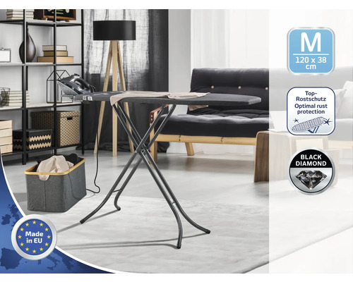 Žehliaca doska s odkladacou plochou na žehličku v obývacej izbe, rozmery 120 x 38 centimetrov, označenie Vyrobené v EÚ