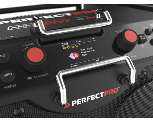 Detailný pohľad na staveniskové rádio Perfectpro s ovládacími prvkami a displejom