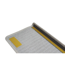 Detailný pohľad na sivý schodiskový nášľap s lepiacou páskou na upevnenie.