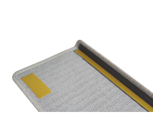 Detailný pohľad na sivý schodiskový nášľap s lepiacou páskou na upevnenie.