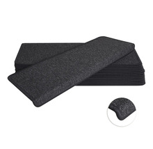 Textilné stupňové rohože v stohu s detailným záberom