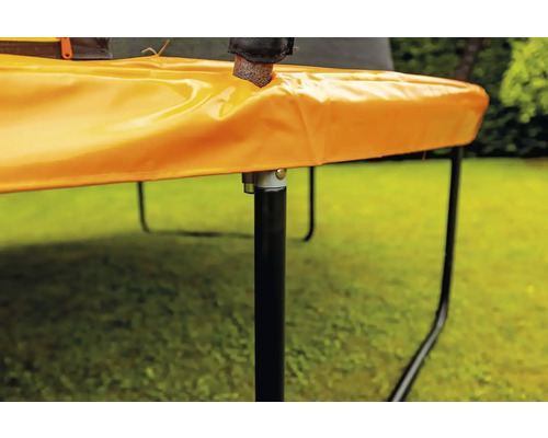 Detailný pohľad na záhradnú trampolínu s ochranným okrajom a čiernymi nohami