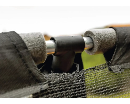 Detailný záber konštrukcie trampolíny s tyčami, polstrovaním a bezpečnostnou sieťou.