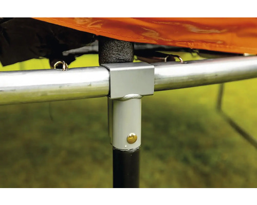 Detailný záber trampolíny s oceľovým rámom a spojovacím prvkom