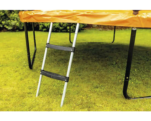 Trampolína s rebríkom v záhrade