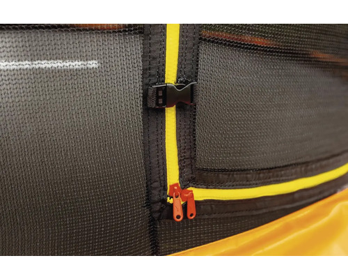 Detailný záber zipsu a zapínania trampolínovej siete