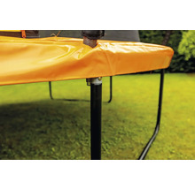 Detailný pohľad na záhradnú trampolínu so zameraním na upevnenie nôh.