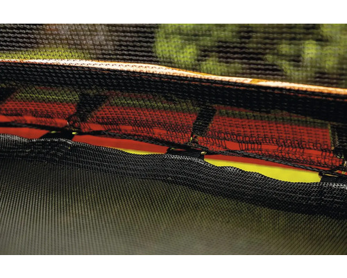 Detailný záber trampolínovej siete s krytom okraja