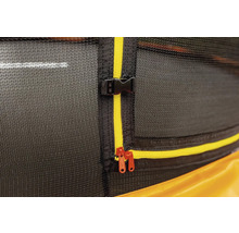 Detailný pohľad na ochrannú sieť trampolíny so zipsom a prackou.