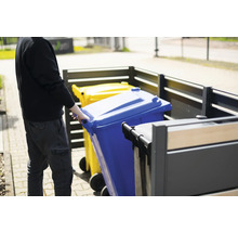 Kontajnerový box s modrou a žltou smetnou nádobou