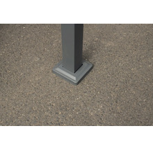 Detailný pohľad na stĺpik so štvorcovou základňou na upevnenie