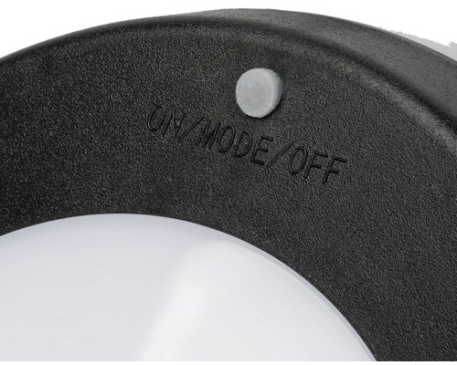 Detailný záber lampy s tlačidlom zapnutia, režimu a vypnutia