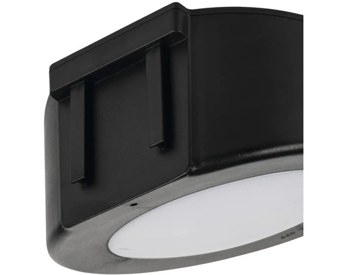 Detail okrúhleho čierneho LED stropného svietidla.