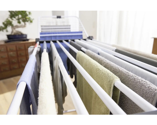 Sušiak na bielizeň s zavesenou bielizňou