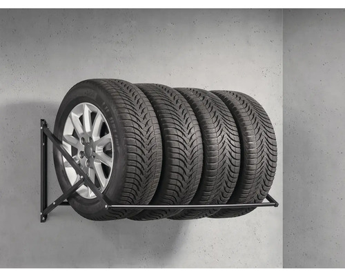 Nástenný regál na pneumatiky so štyrmi pneumatikami