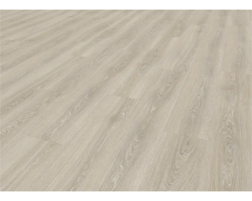 Položená laminátová podlaha s dreveným vzhľadom.