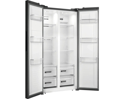 Otvorená voľne stojaca chladnička side-by-side s policami a zásuvkami