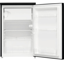 Otvorená, prázdna chladnička s policami