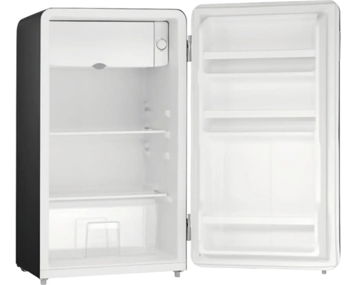 Otvorená, prázdna chladnička s policami