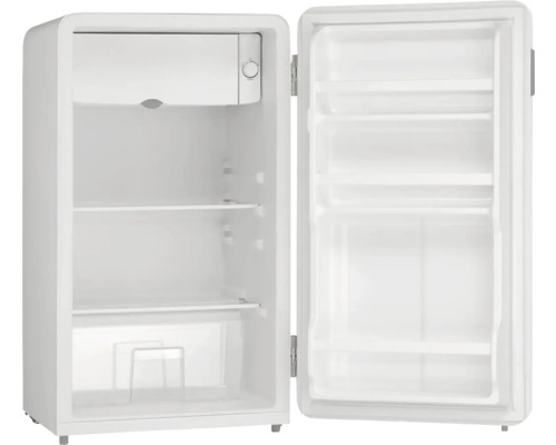 Vnútorný pohľad na chladničku s otvorenými dverami