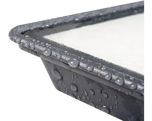 Nádoba na farbu s kvapkami vody