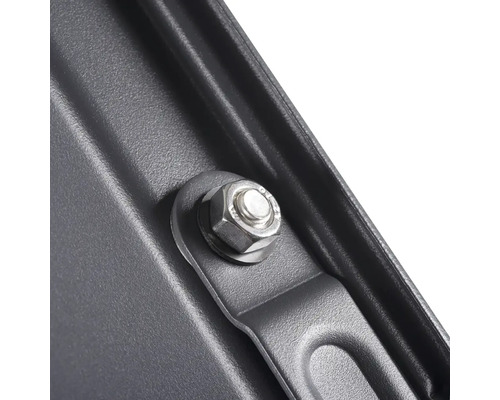 Detailný pohľad na držiak so skrutkou