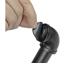 Osoba pripevňuje plstený klzák na rúrkový konektor.