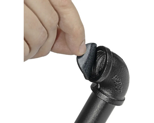 Osoba pripevňuje plstený klzák na rúrkový konektor.