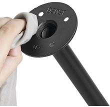 Kovová rúrka sa čistí handričkou. Rúrka má prírubu na upevnenie.