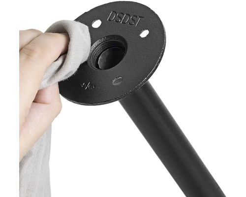 Kovová rúrka sa čistí handričkou. Rúrka má prírubu na upevnenie.