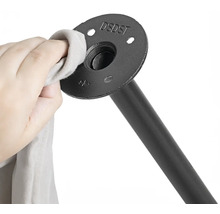 Čistenie držiaka čiernej železnej rúry handrou