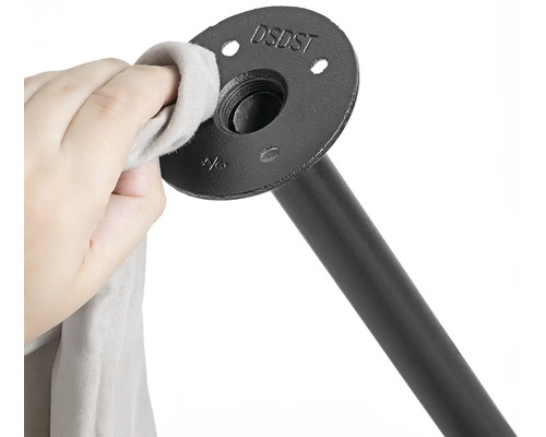 Čistenie držiaka čiernej železnej rúry handrou