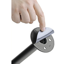 Ruka odstraňuje ochrannú fóliu z rúrkovej príruby.