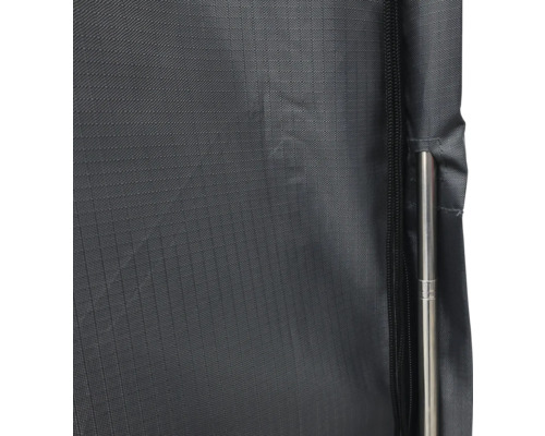 Detailný pohľad na látkový poťah so zipsom a kovovou tyčou