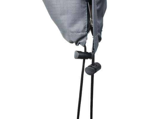 Detailný záber plachty so zipsom a sťahovacou šnúrkou.