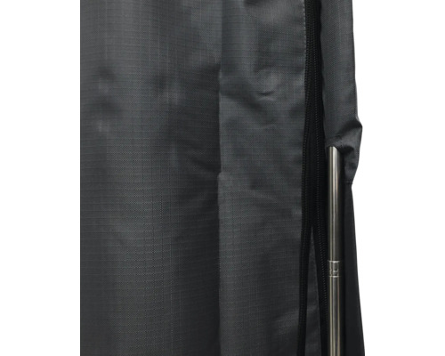 Detailný pohľad na ochranný obal so zipsom a kovovou tyčou