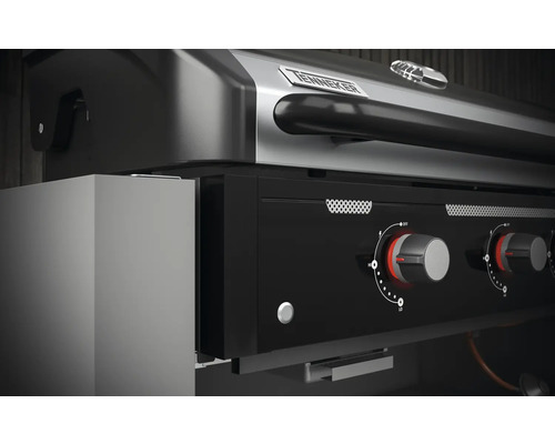 Detailný pohľad na plynový gril Tenneker s ovládacími gombíkmi