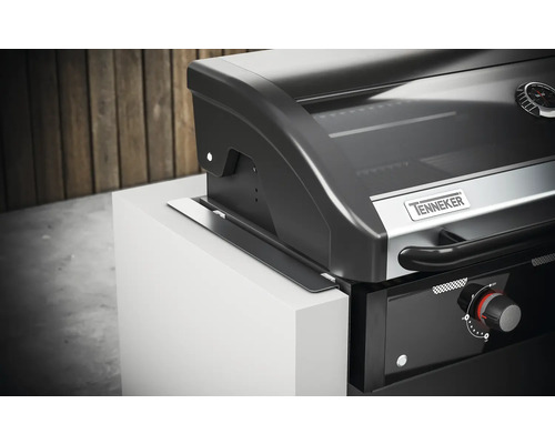 Grilovacie zariadenie Tenkeker na bielom povrchu