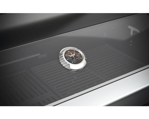 Detailný pohľad na grilovací teplomer v grile