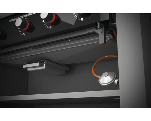 Vnútorný pohľad na plynový gril s ovládacími prvkami a pripojením plynu