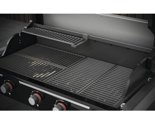 Vnútorný pohľad na plynový gril s grilovacím roštom a ohrievacím roštom