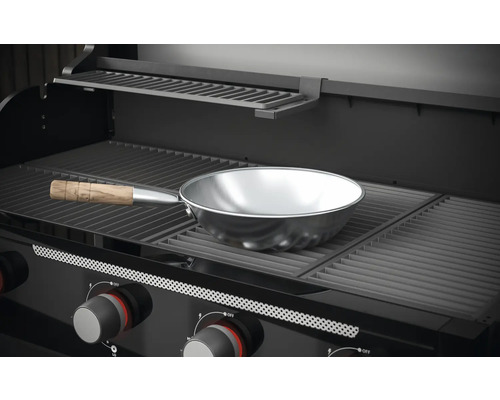 Gril s panvicou na grilovacej mriežke