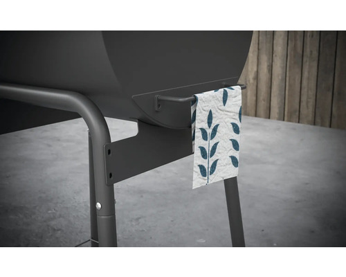 Detailný pohľad na grilovací vozík s držiakom na uteráky a utierkou