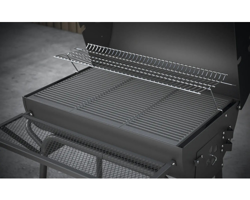 Otvorený gril na drevené uhlie s mriežkou na ohrievanie a odkladacou plochou