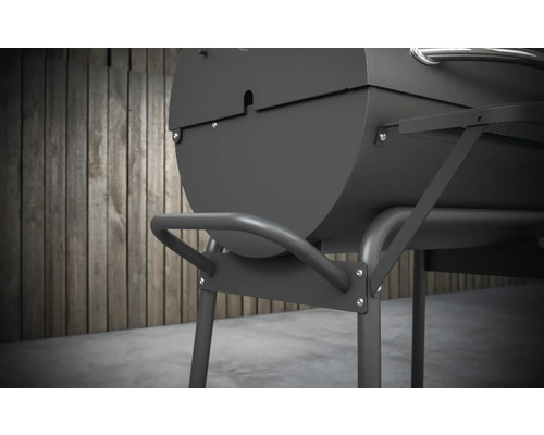 Detailný pohľad na gril na drevené uhlie s úložným priestorom.