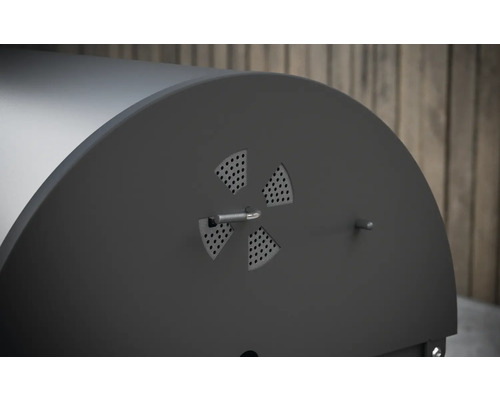 Detailný pohľad na gril na drevené uhlie s ventilačným systémom