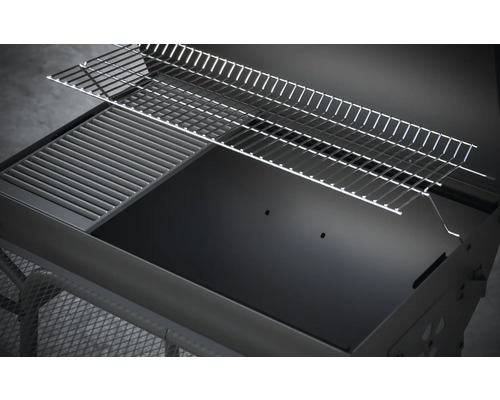 Detailný pohľad na gril na drevené uhlie s roštom a ohrievacím roštom.